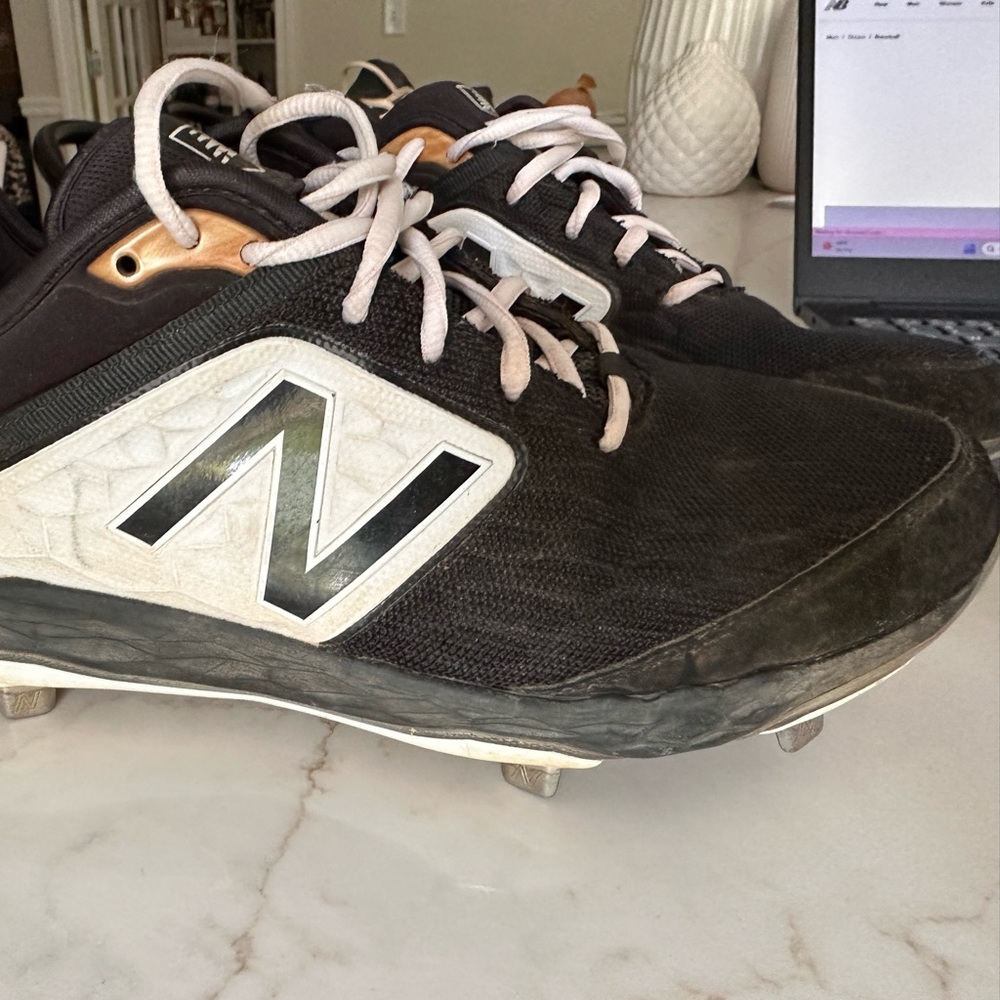 Mens 9 1/2 New Balance metal Baseball cleat.